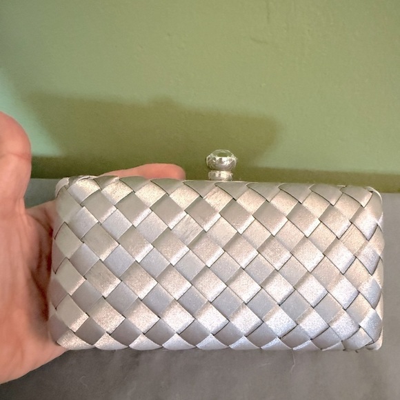 Elegant Silver Satin Woven Convertible Clutch/Shoulder Bag W/ Green Jewel Clasp - Picture 4 of 9